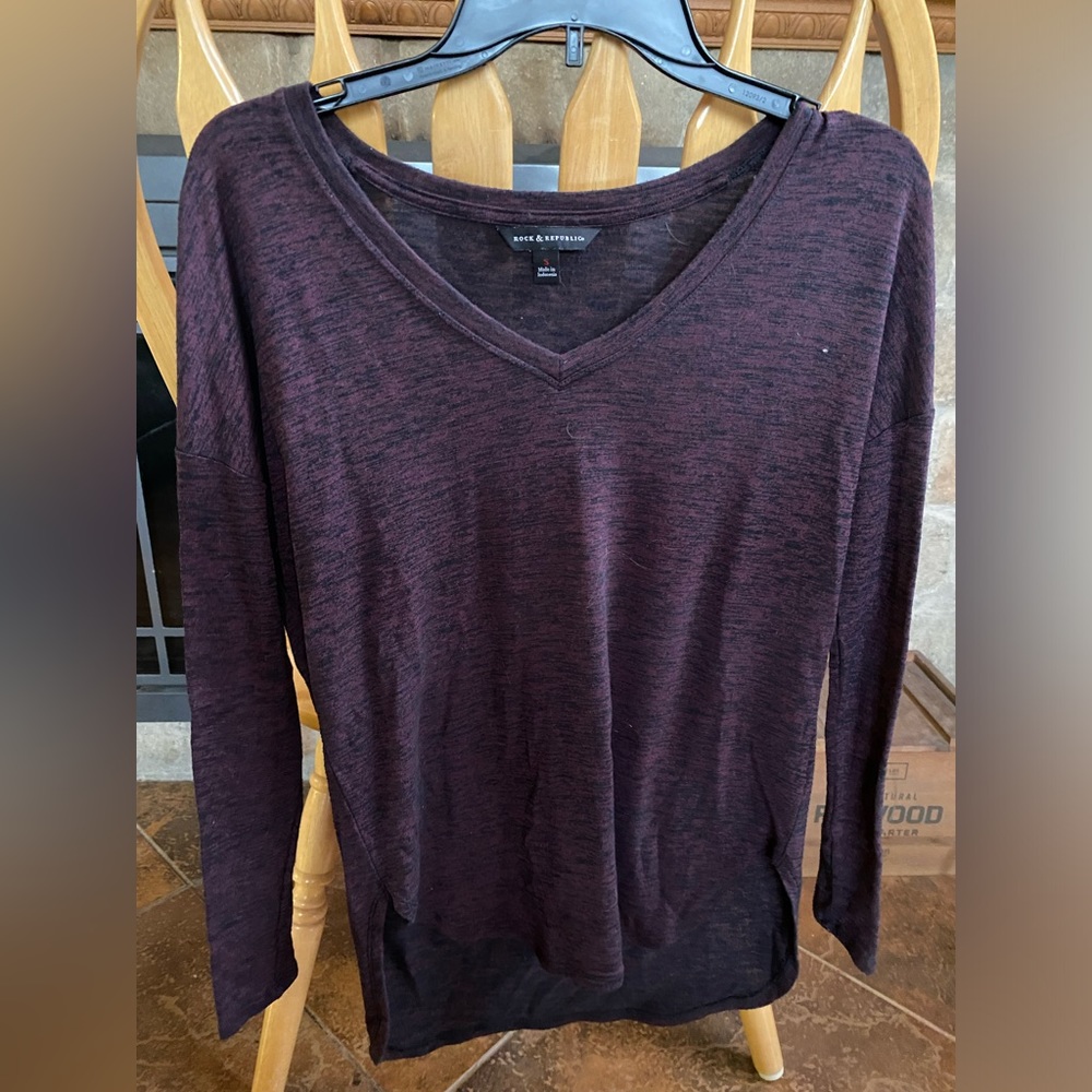Rock and Republic women’s v-neck cotton top, deep purple and black heathered